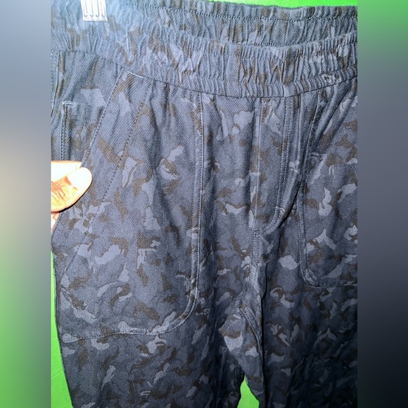 Athleta Farallon Camo Joggers size 4 - Picture 3 of 6